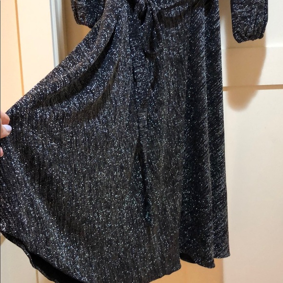 Host Pick 🎉 Alice + Olivia Coco plunging metallic V-neck dress - Picture 11 of 16